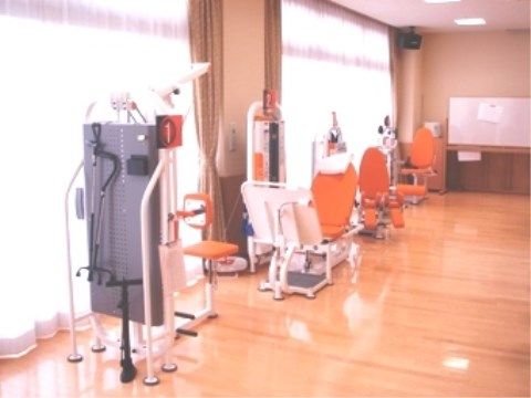リバーサイドケア赤池のトレーニングルーム。個人にあわせたメニュープログラムを作成しますので、無理なくリハビリに取り組んでいただけます。