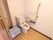 床がフローリングの温水洗浄機機能がついた洋式トイレで、壁に手すりがついている。膝や腰に負担をかけずに利用ができる。