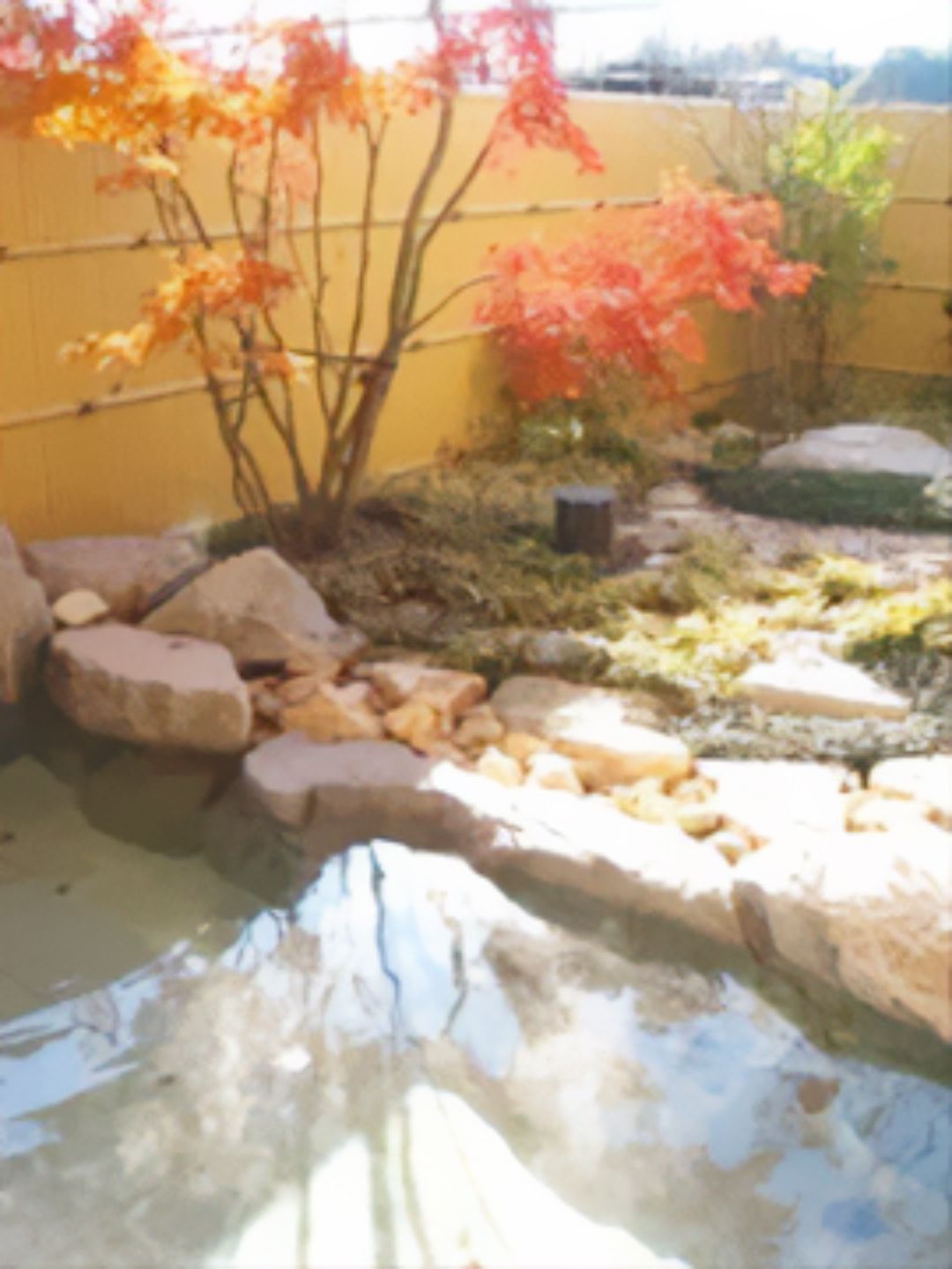 リバーサイドケア赤池の露天温泉風呂。毎日の楽しみになる温泉は、沢山の入居者様と賑やかにご入浴していただける楽しいご入浴となっております。