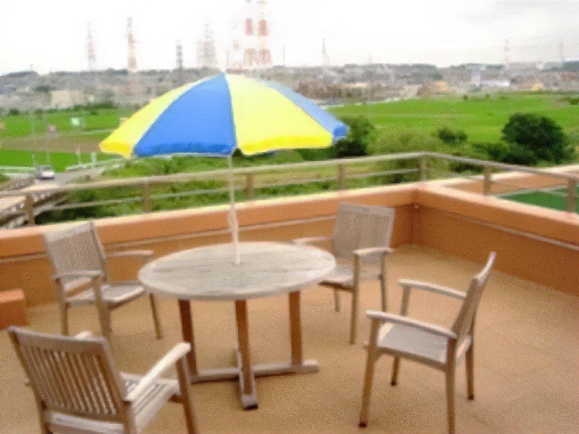 リバーサイドケア赤池のテラス。晴れた日中には日光浴が気持ち良い場所となります。お茶をのみながらおしゃべりをお楽しみください。