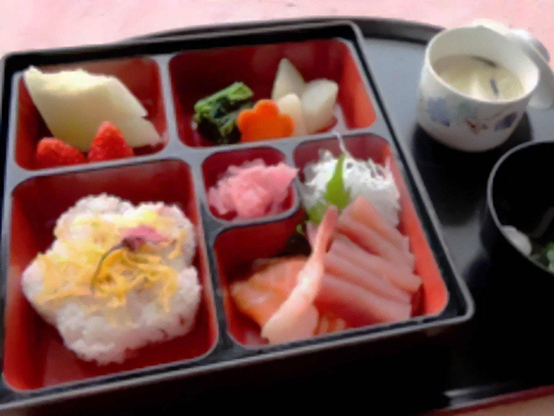 リバーサイドケア赤池の食事。栄養バランスの整ったお食事ができます。いつまでも元気でいられるよう、食材は新鮮なものを使用しております。