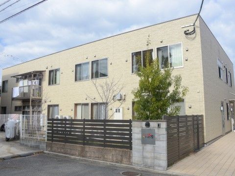 「たのしい家 七隈」の外観。建物周辺に緑を配している。