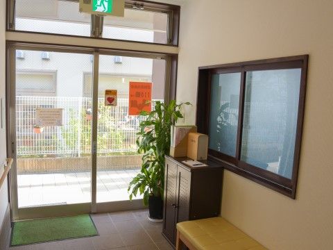 「たのしい家 七隈」のエントランス。広々とした開放感のあるエントランス。