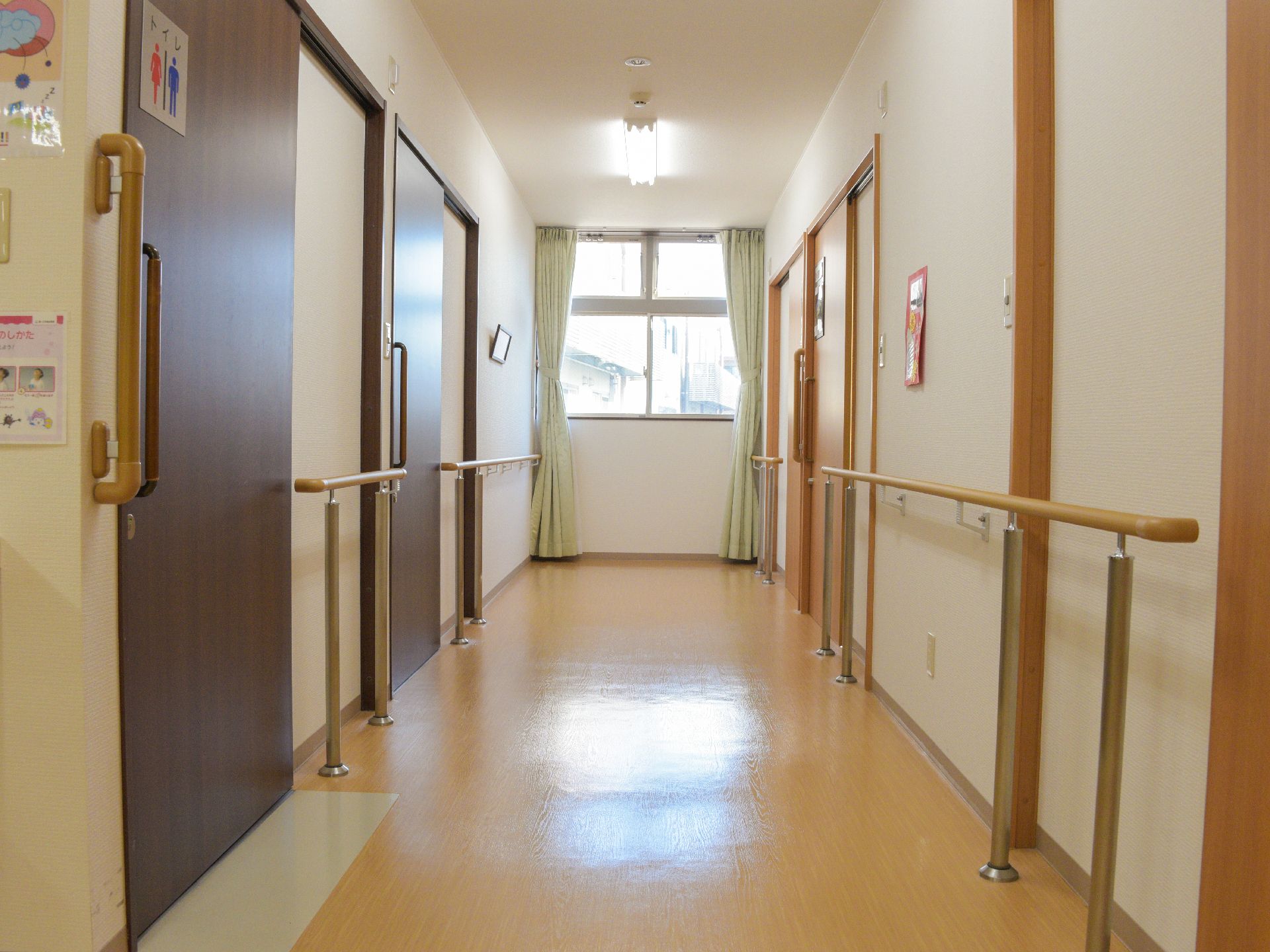 幅が広く車椅子でも楽に移動が可能。手摺が壁側に設置されている。男女共同のトイレがある。奥には窓があり館内は明るい。