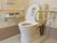 便器の両脇に手摺が設置されている。ナースコールもあり安心。トイレットペーパーのフォルダーは2つ用意されている。