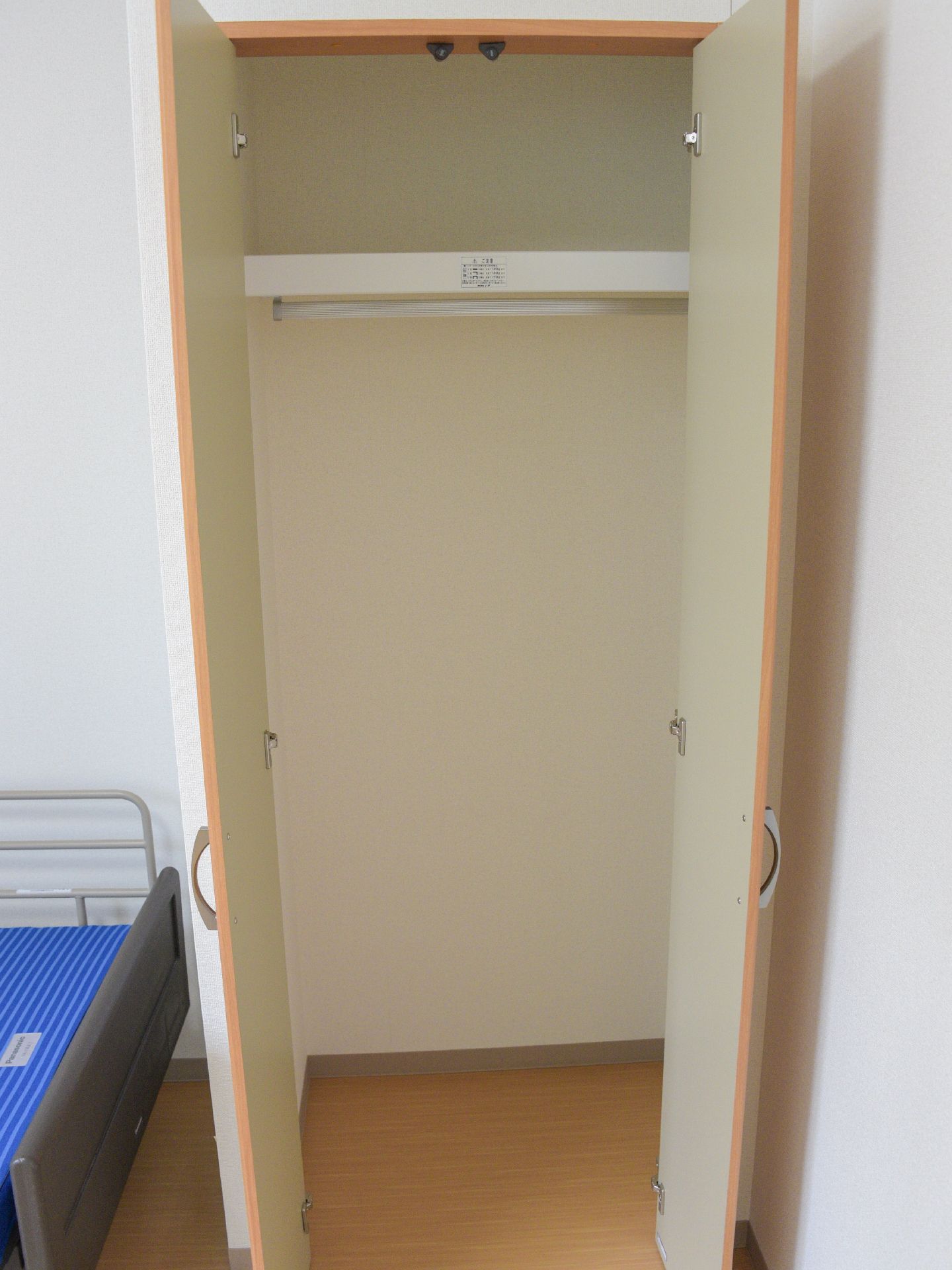 部屋に備え付けのクローゼット。ハンガーを掛ける部分の上に棚がある。奥行きもあり、沢山収納する事が出来る。