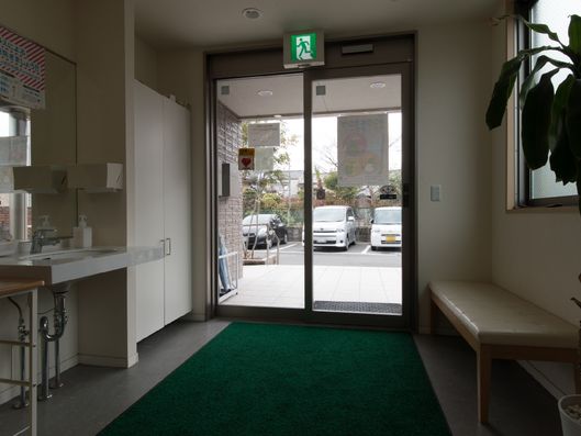 館内から見た玄関1