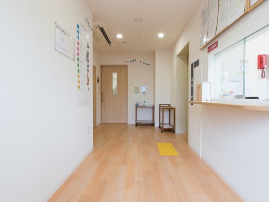 玄関から見た館内