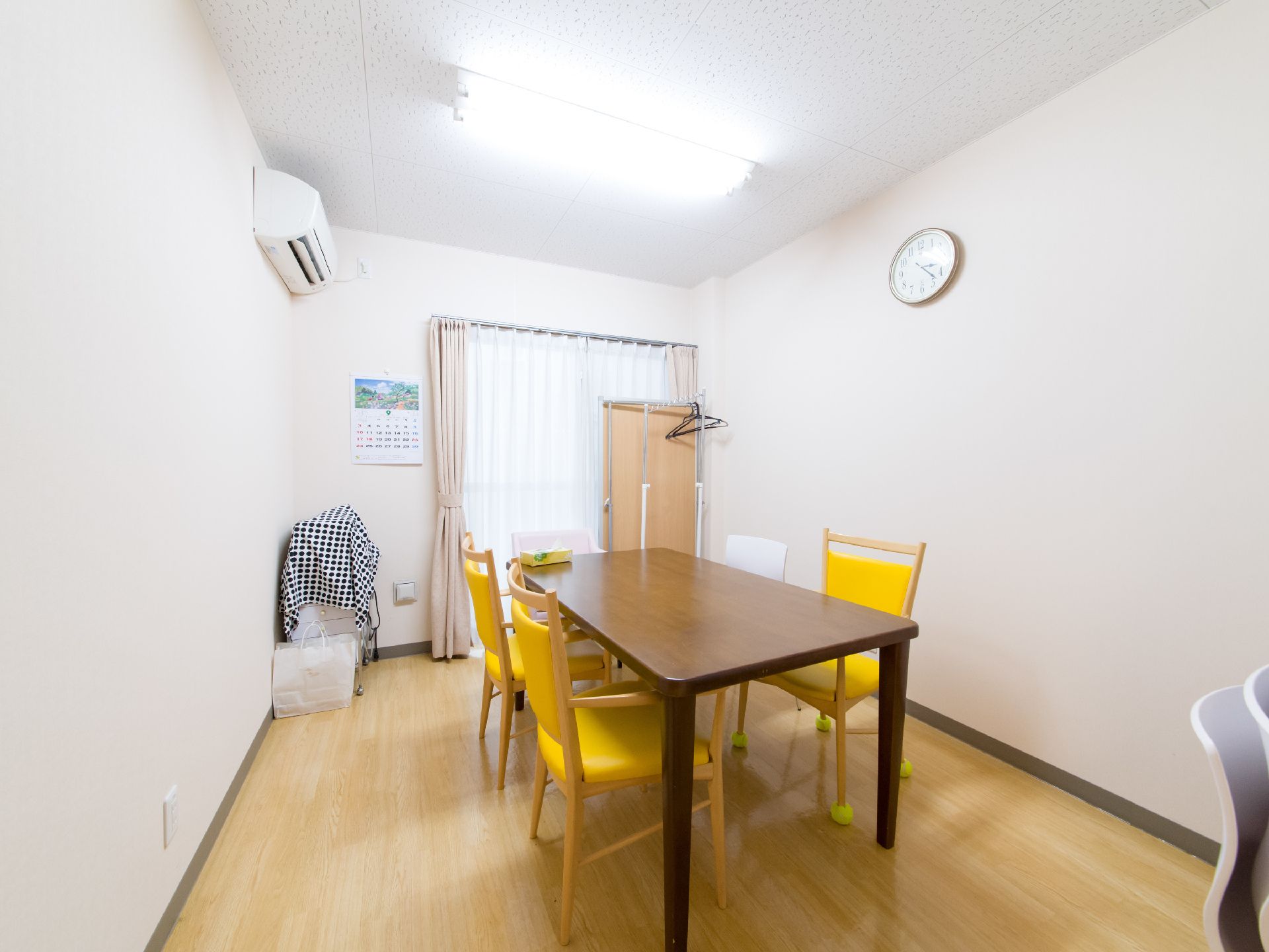 掃き出しの窓がある談話室である。テーブルと椅子があり、入居者様同士の日々の会話や家族の団欒の場として使用出来る。