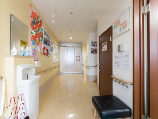 玄関から見た館内