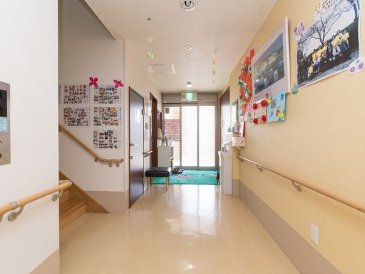 館内から見た玄関2