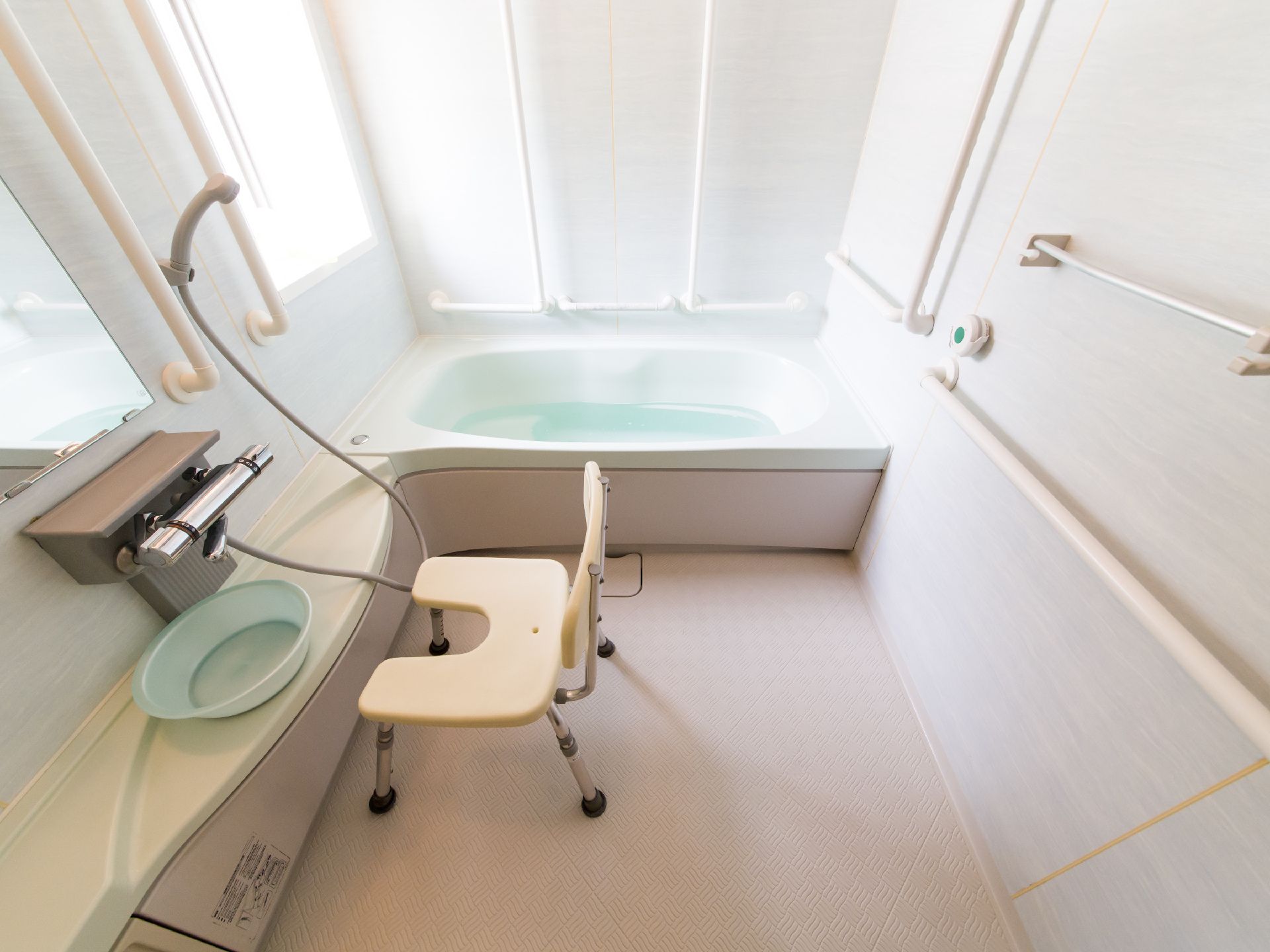 湯船の前にお風呂用の椅子が置いてあるので、体を洗うときや、洗髪の時に、腰かけることができ、足腰が楽である。壁に手すりが設置されてある。