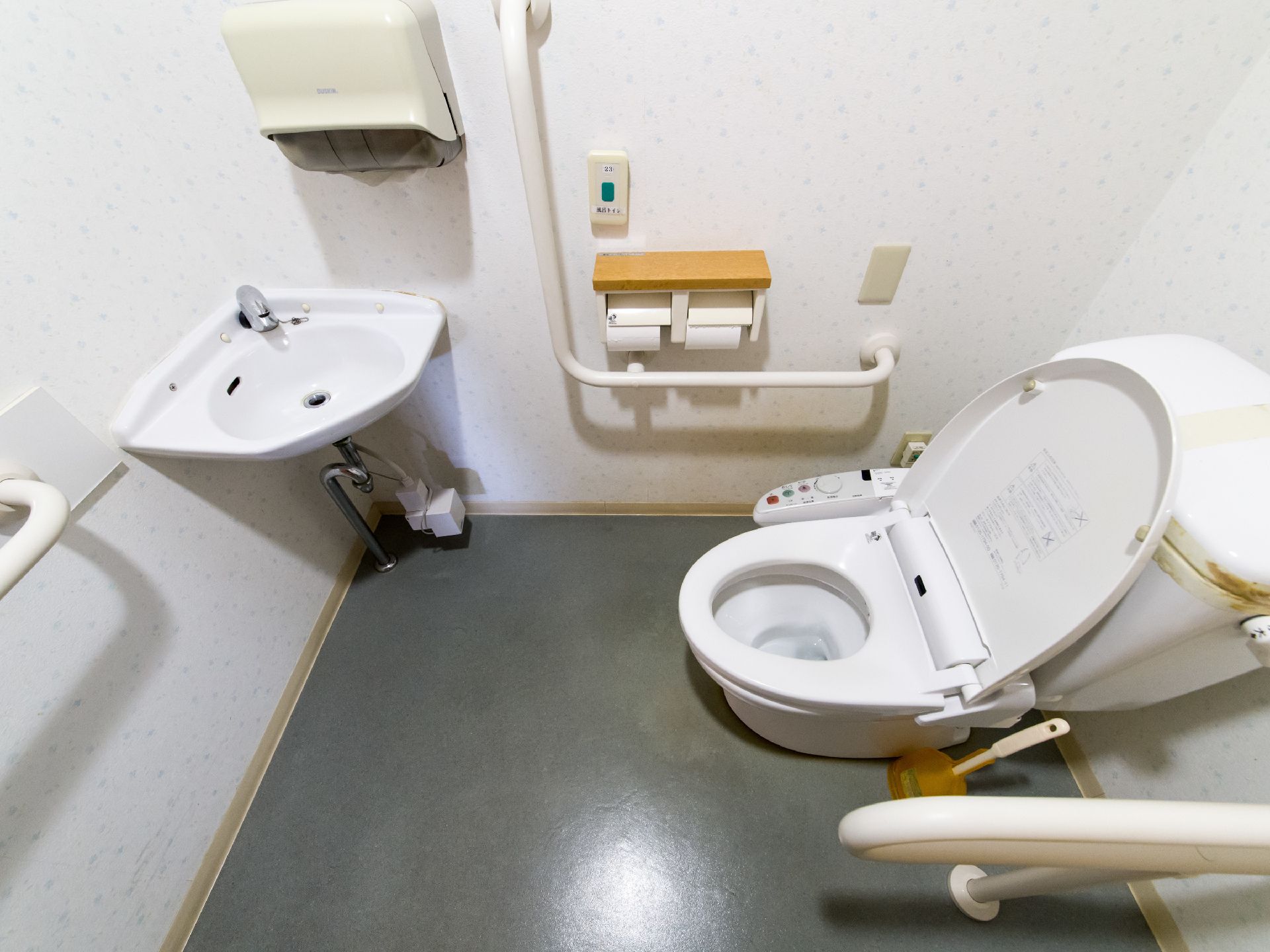 トイレ内は広く便座の左右には手摺があり、車椅子の方でもりようしやすくなっている。洗面台との距離が短く使いやすい配置になっている。