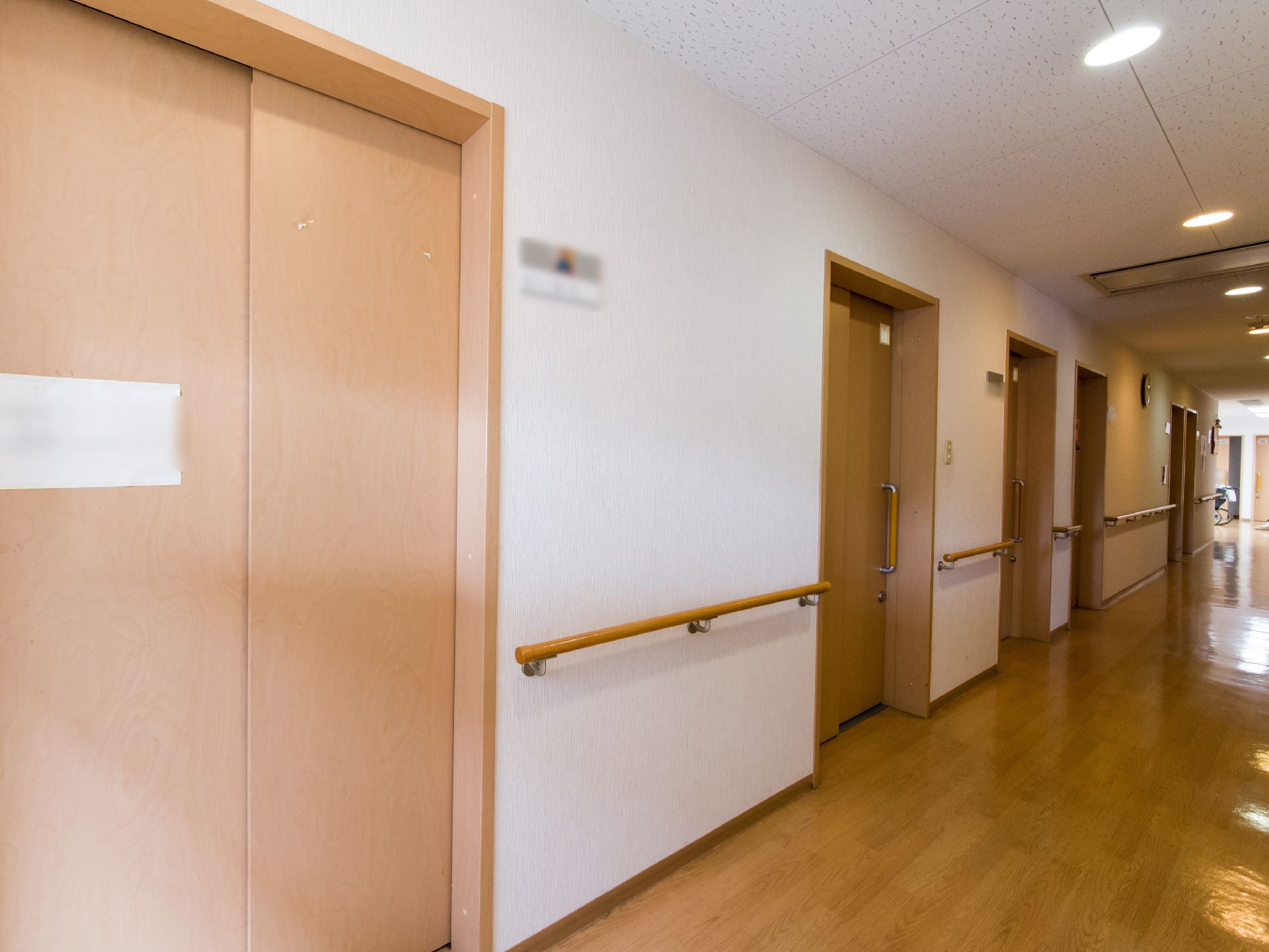 居室の壁の右側には、部屋番号が取り付けてある。どの人が住んでいるのかわかるように、写真付きで名前が書いてある部屋がひとつある。