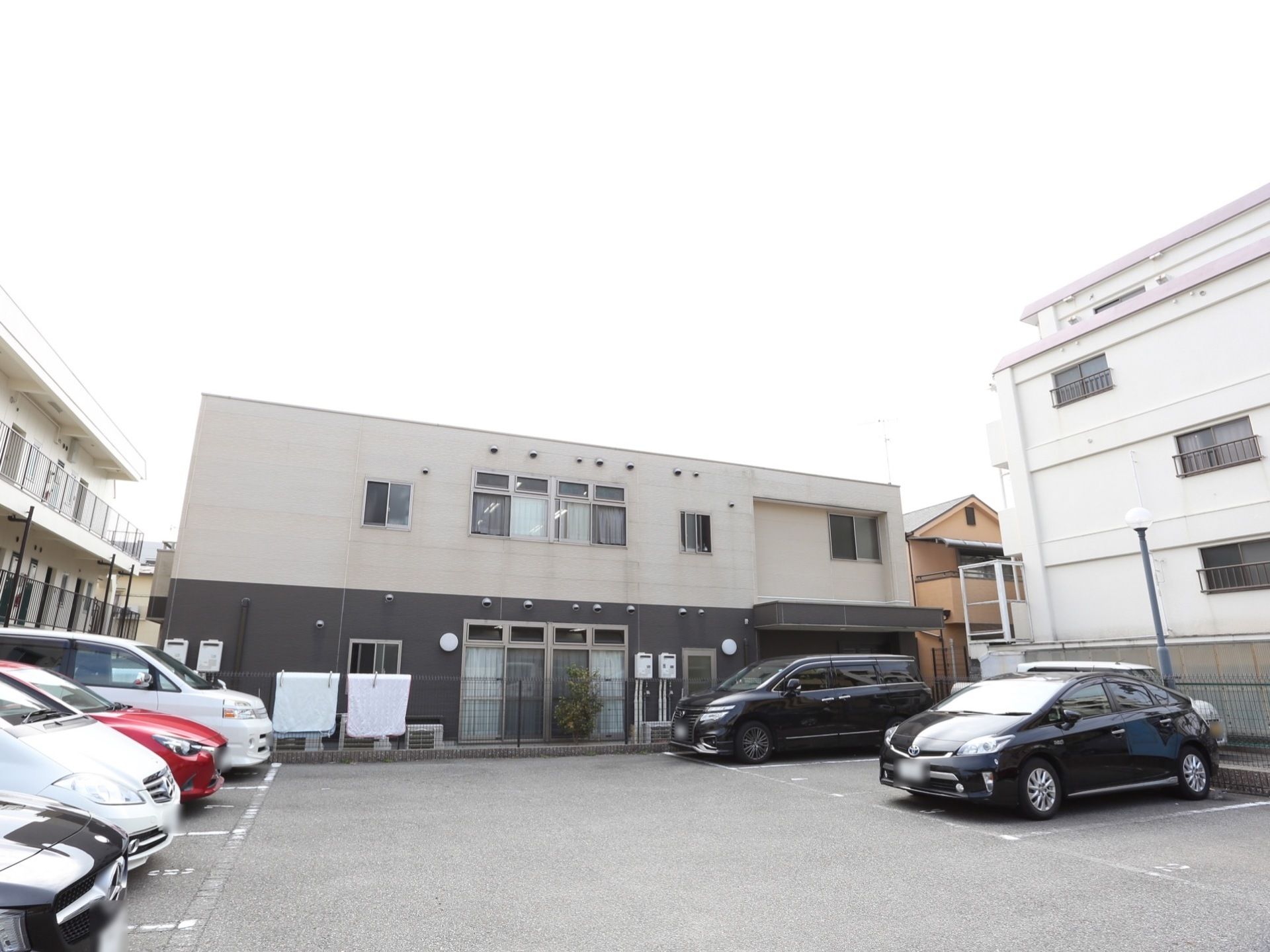 駐車場や菜園を完備している2階建ての施設である。地域とのコミニュケーションを大切にいきいきとした生活を提供している。
