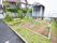建物前に２つの畑が設置されている。そばにテーブルが1台、奥の畑には洗濯物を干すスペースが設けられている。
