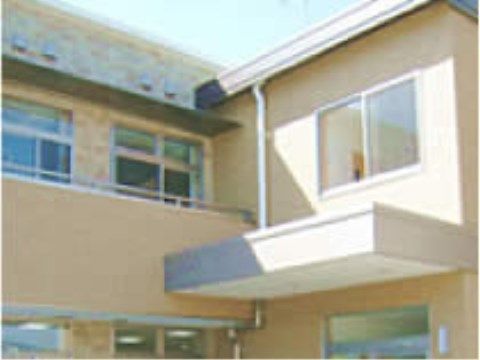 玄関前にせり出している屋根と、居室の窓とベランダがある外観