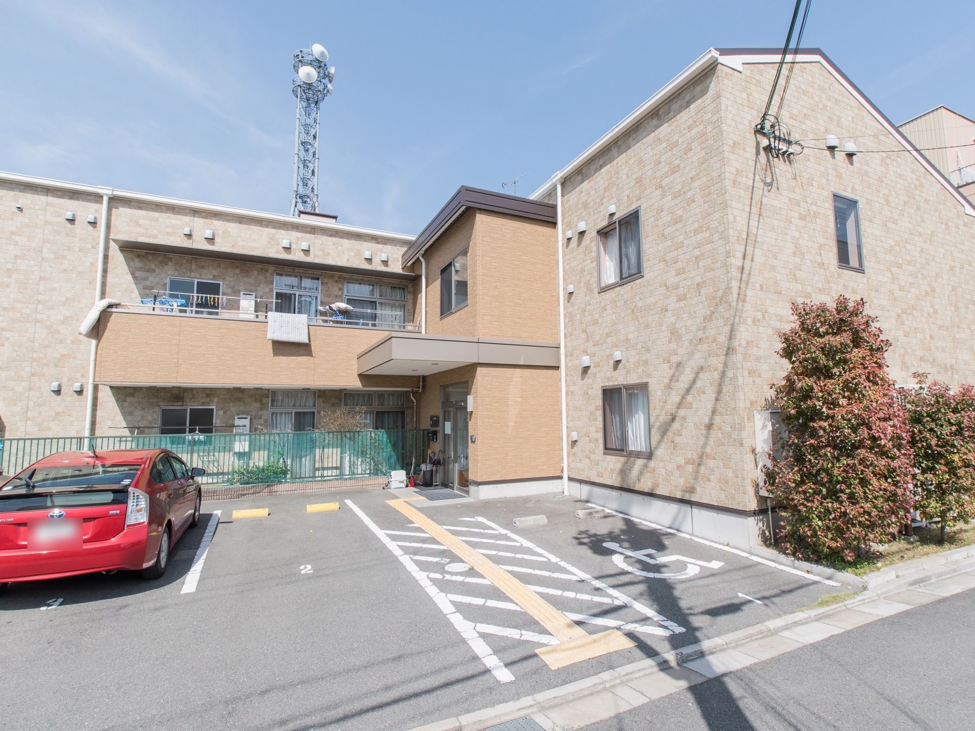 ２階建ての施設である。建物前には、駐車場が設けられている。道路からエントランスまで、誘導ブロックが設置されている。