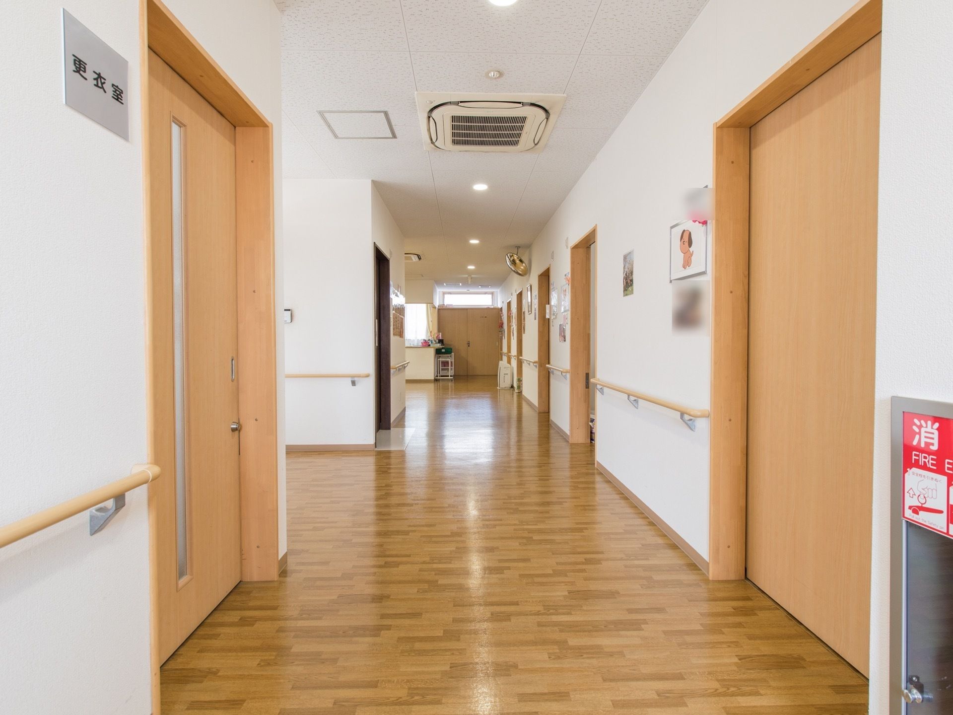 幅の広い廊下である。両サイドには、手すりが壁に沿って設置されている。天井にカーブミラーが取り付けられている。