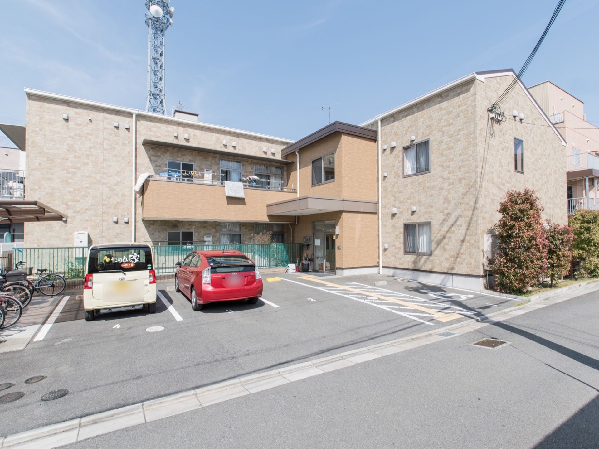 外観が２階建ての一般住宅のような施設である。建物前には、駐車場と屋根付きの駐輪場が設けられている。２階部分には、ベランダが設置されている。