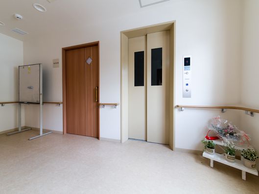 エレベーター前