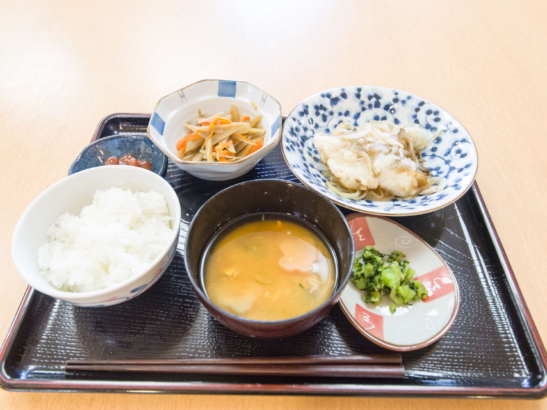 介護スタッフが入居者を介護している。