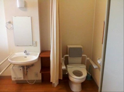 シルバータウンやしおの居室トイレ・洗面台。居室内に設置された、個人専用のトイレ・洗面台となっております。