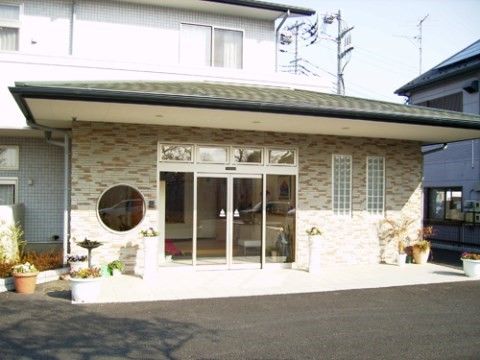 シルバータウンやしおのエントランス。毎日多くの方々をお迎えするエントランスでは、綺麗に整った、おしゃれなレイアウトとなっております。