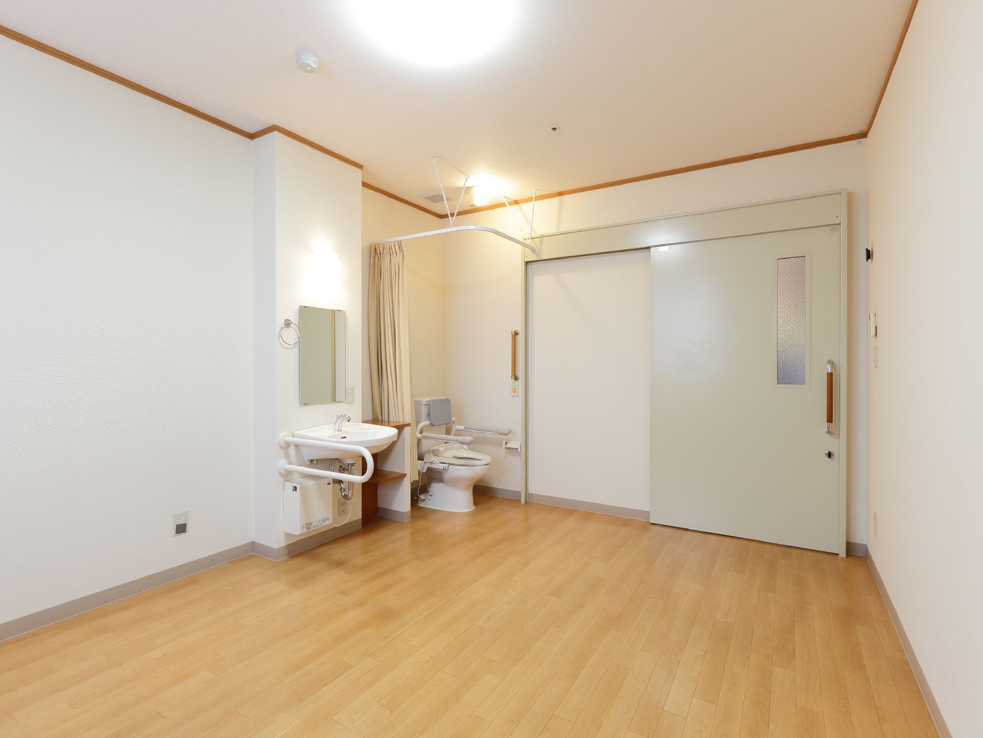 居室には照明が部屋全体と洗面台、さらにトイレスペースにも設置されているため明るさが十分に確保されている。