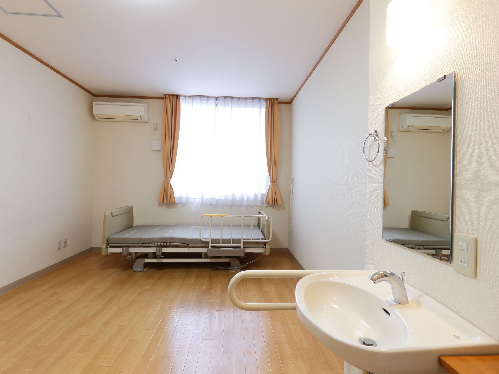 床はフローリング、壁は白くナチュラルな部屋である。窓があり、風景を眺めたり、換気には便利である。空調施設もあり、快適に過ごせる。