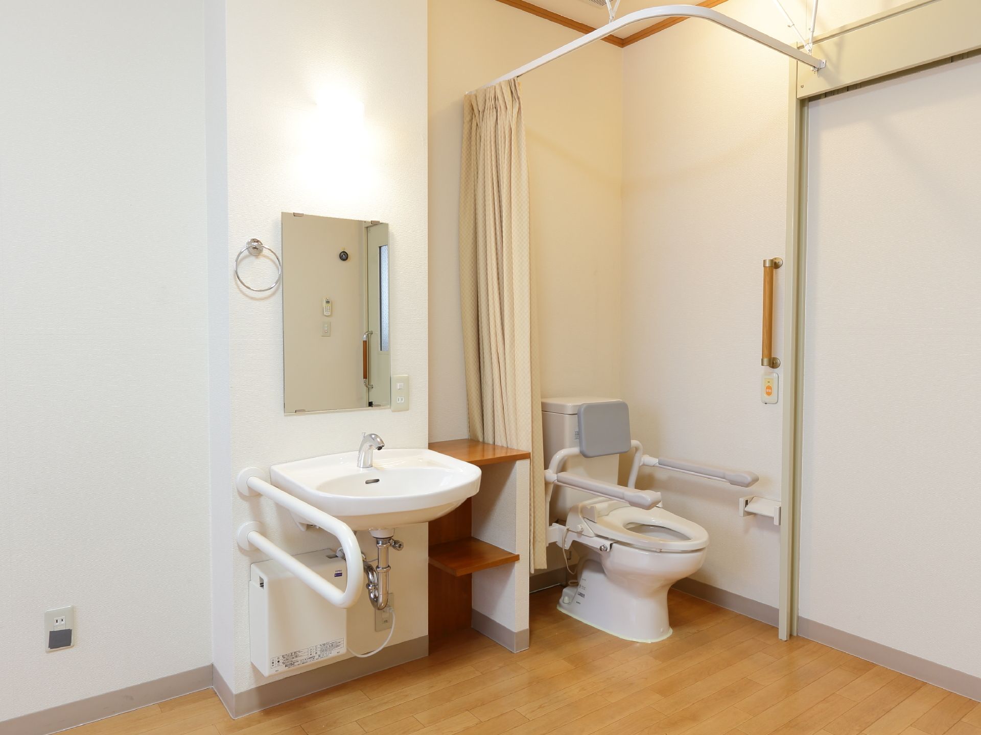 個室のトイレは仕切りがなく、ドアの開け閉めがないため車いすでの利用が便利である。カーテンで仕切ることができ、プライバシーは守られる。