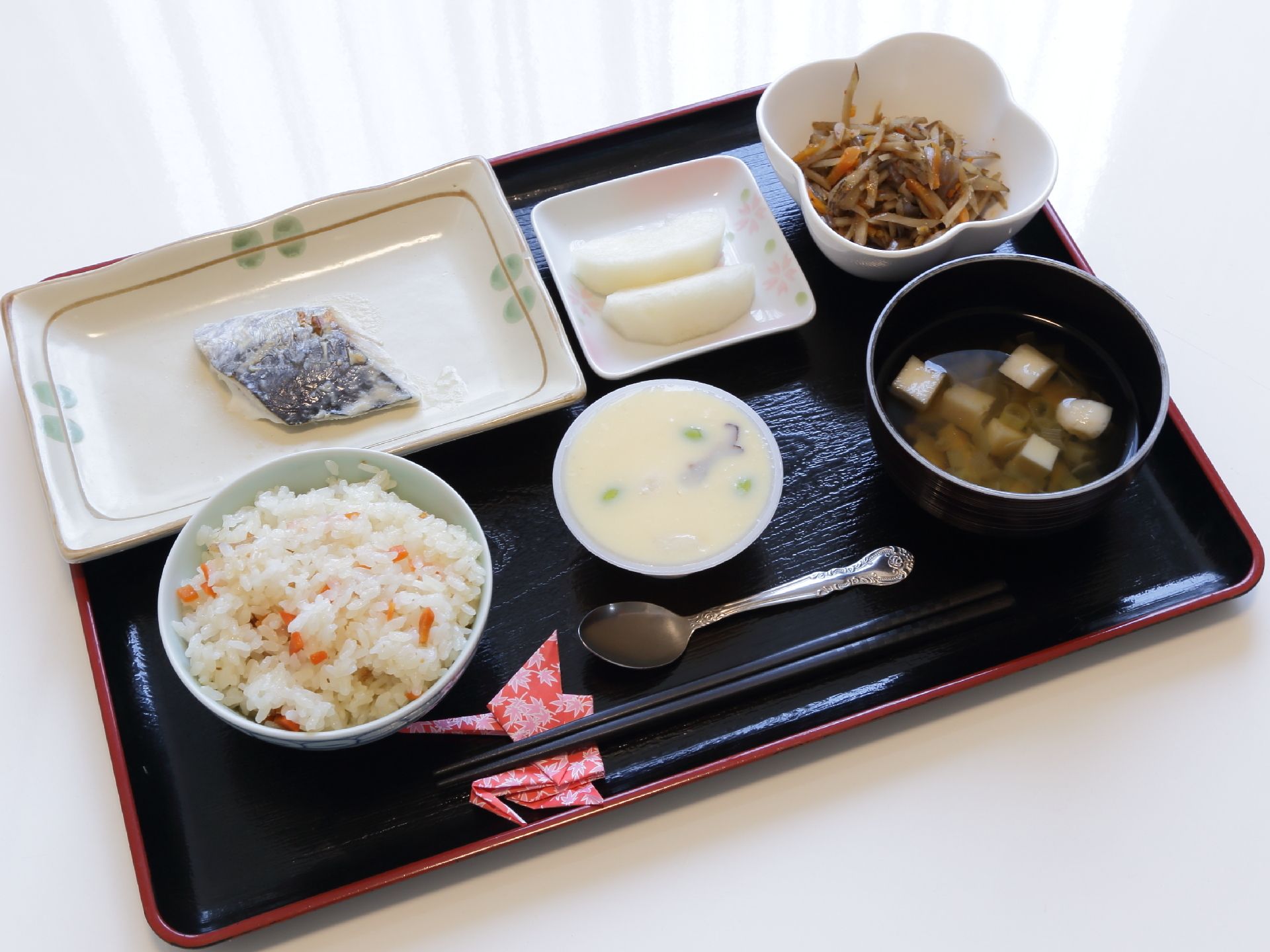 栄養面を考慮された食事内容になっている。料理の色合いや箸置きに鶴の折り紙を使用するなど工夫を凝らしている。