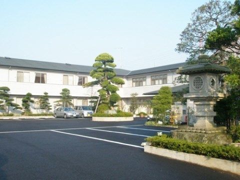 シルバータウンやしおの駐車場。大きな駐車場を完備しておりますので、ご面会には車でのお越しが可能です。