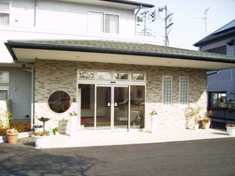 シルバータウンやしおのエントランス。毎日多くの方々をお迎えするエントランスでは、綺麗に整った、おしゃれなレイアウトとなっております。