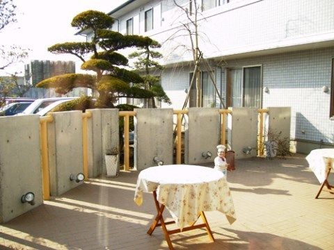 シルバータウンやしおのテラススペース。日中は日光が気持ちいい空間となっております。おしゃべりを楽しみ、親睦を深めていただけます。