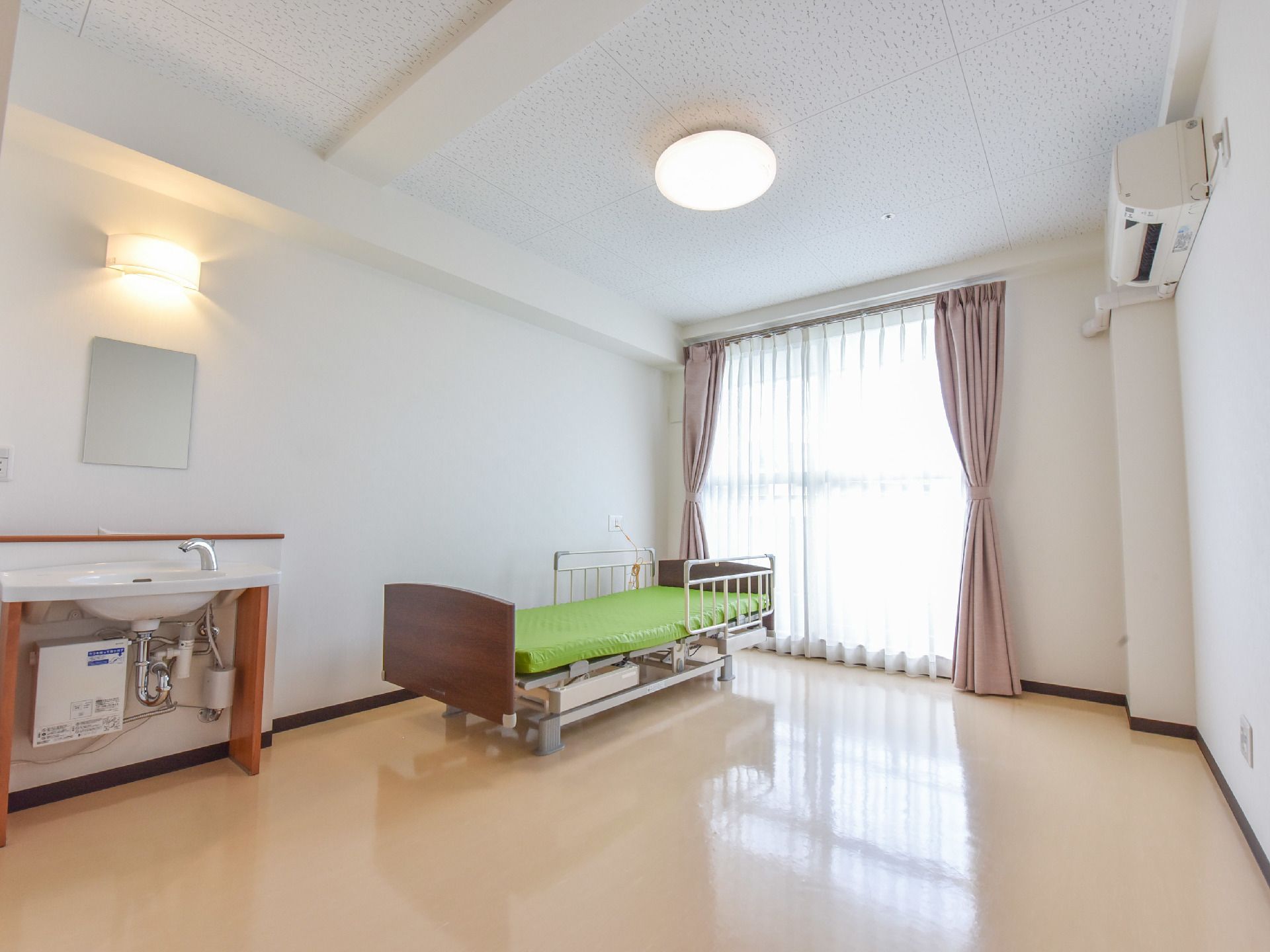 居室には洗面台が設置されている。壁には照明と鏡、コンセントがある。カウンターには洗面用具を置く事が出来る。