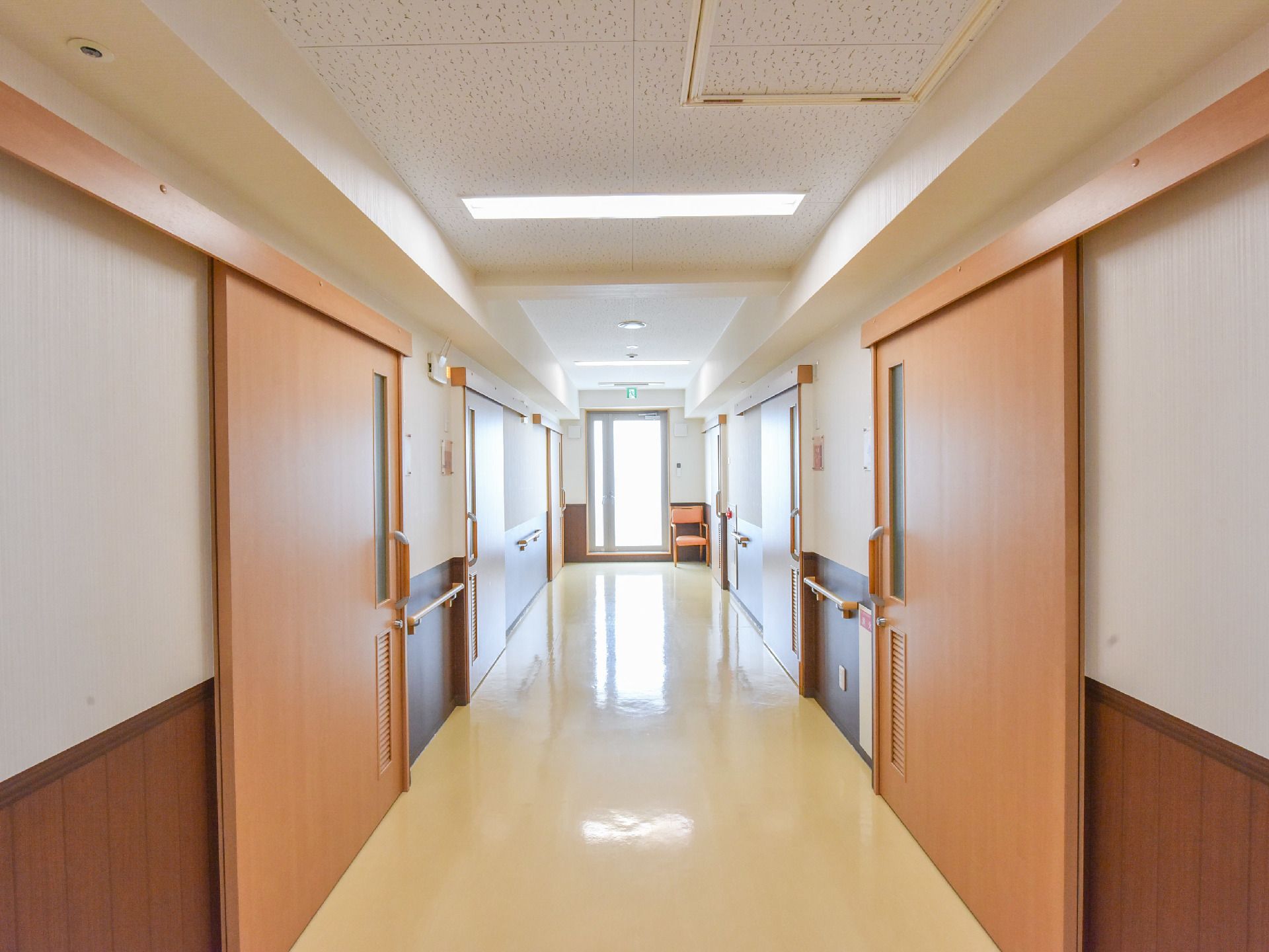 共用廊下の幅が広いため入居者の離合が速やかに出来る。天井は吸音性のある材質で音の反響を軽減することが出来る。