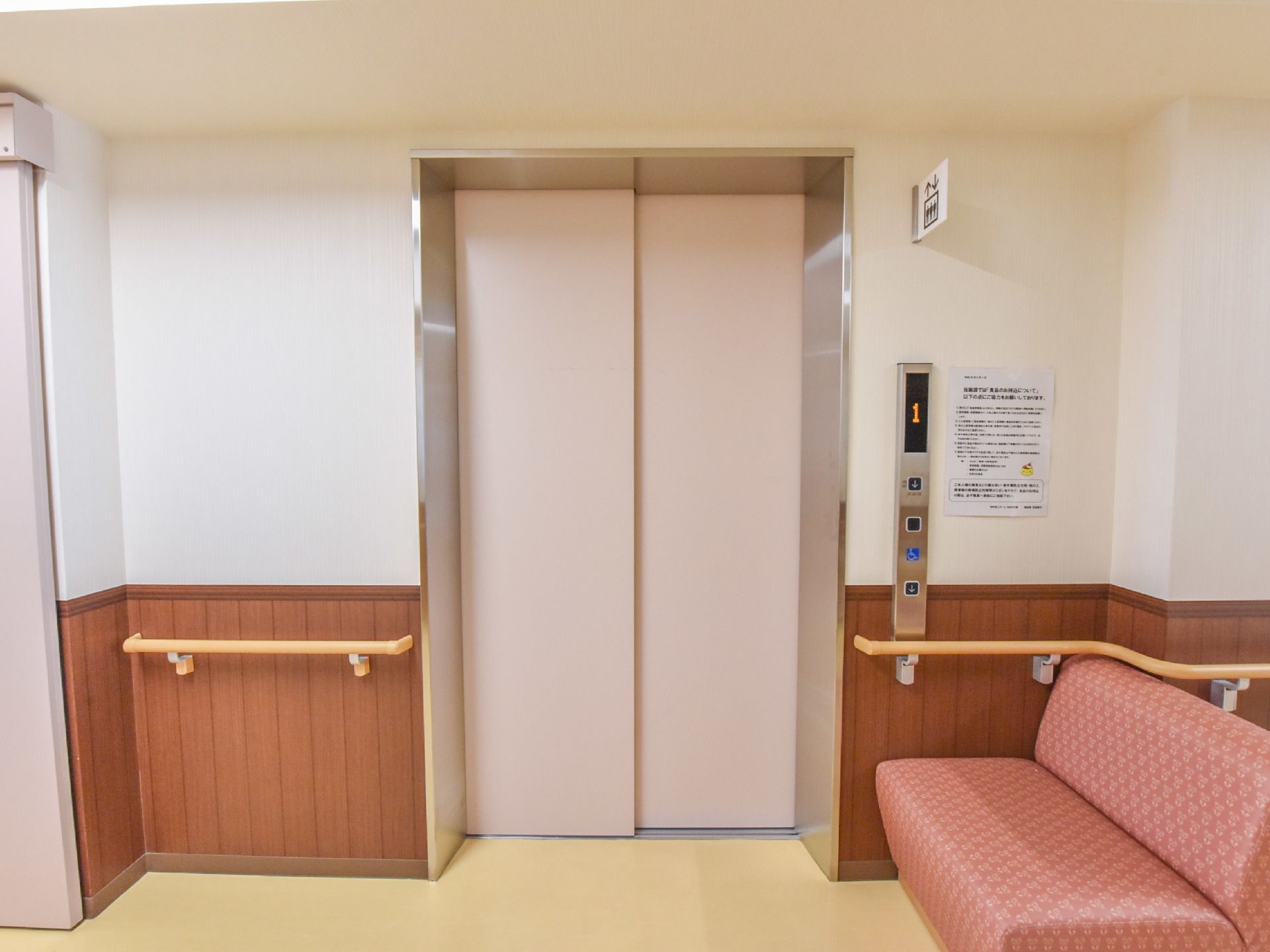 エレベーター室の出入口の前の壁には手摺が設置してある。入居者が昇降の際の待ち時間はソファーに掛けて待つ事が出来る。