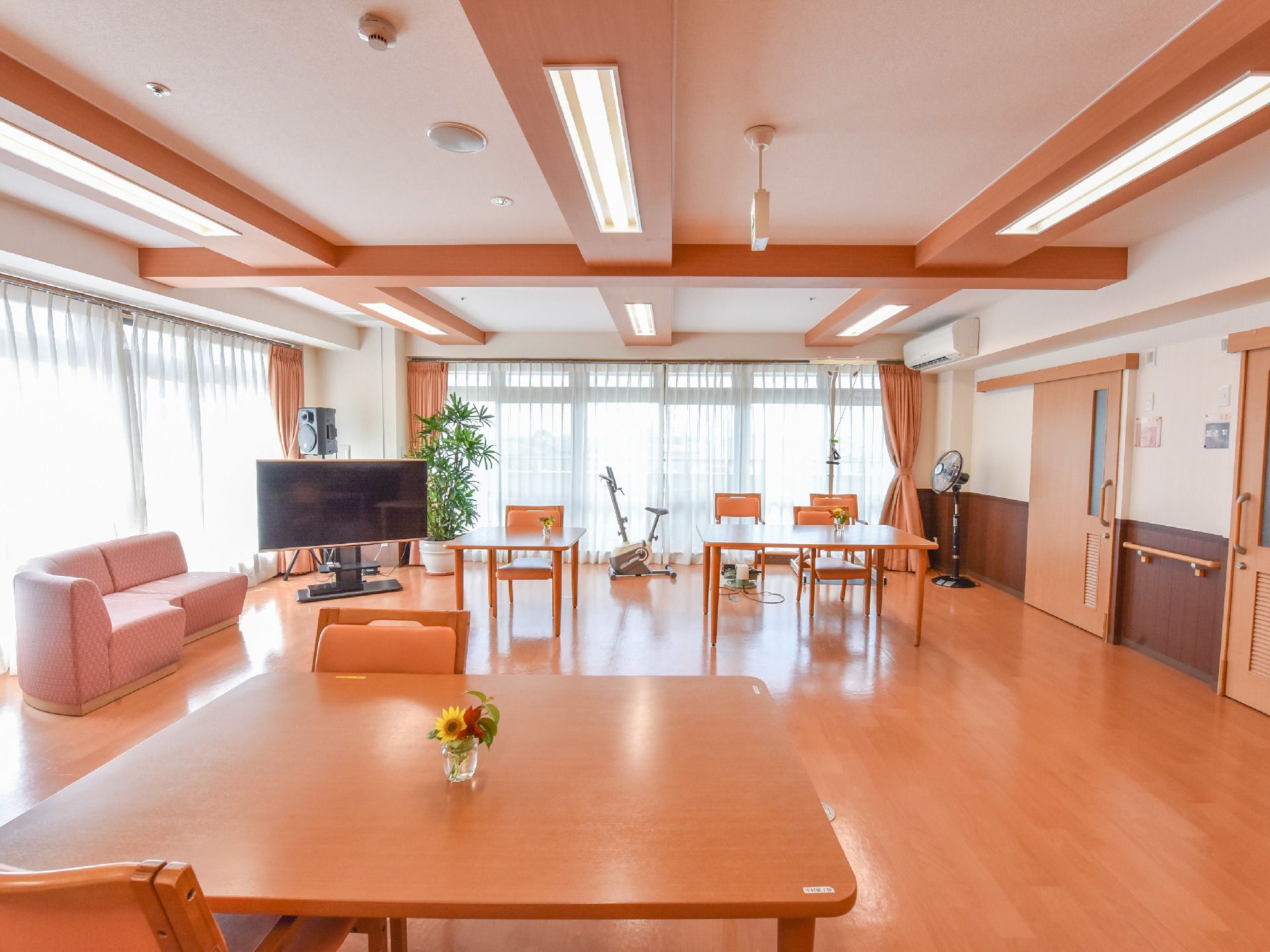 食堂にはテレビが設置されている為、視聴しながら料理を食べる事が出来る。ソファーもあり、小時間、休憩出来る。
