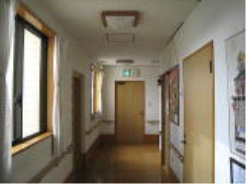 廊下は足腰が不自由な方でも安心して移動ができるよう、壁に手すりを設置している。窓から日差しも差し込んでおり、とても明るい。