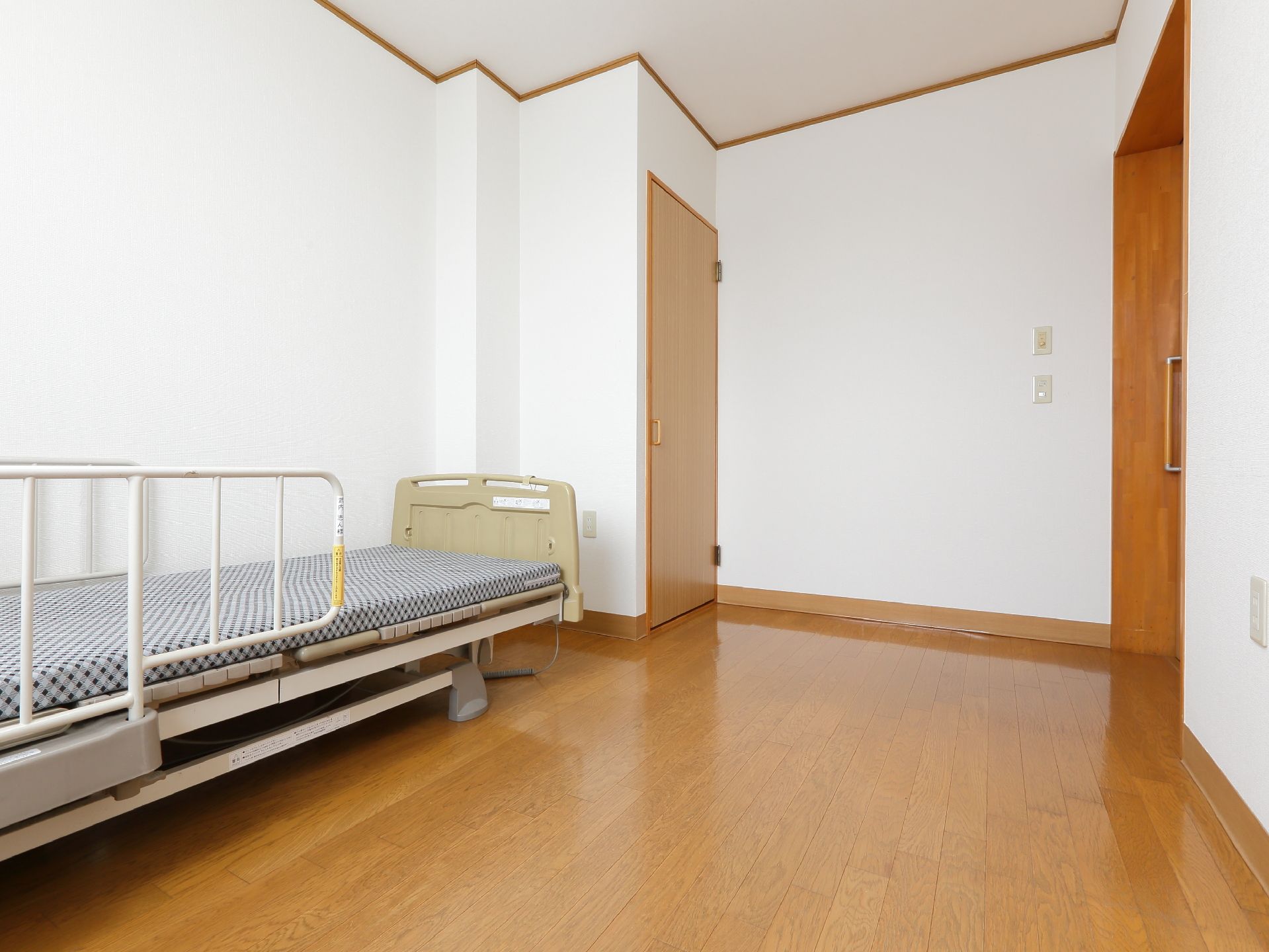 広々とした明るい居室には、柵のついた介護用ベッドとクローゼット、非常用呼び出しブザーが完備されていて快適に生活ができる。
