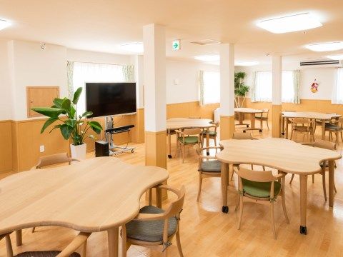 「はっぴーらいふ茨木」のリビングダイニング。お食事をいただきながら、テレビでニュースやバラエティ番組を観賞できる。
