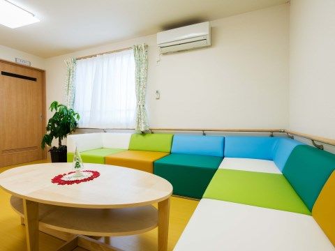 「はっぴーらいふ茨木」の談話スペース。入居者様方でお茶会ができる広いスペースを設置している。