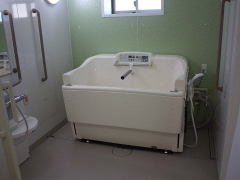 「はっぴーらいふ茨木」の機械浴室。体調が優れない方は、無理な入浴を行わないように配慮している。