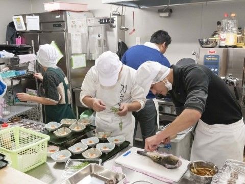 「はっぴーらいふ茨木」の厨房。数人の調理スタッフで、真心を込めて入居者様にお食事を提供している。