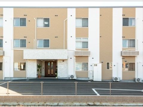 「はっぴーらいふ茨木」の外観。駐車場が付いているので、車の方も無料で止められる。
