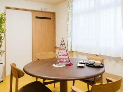 「はっぴーらいふ茨木」の相談室。シンプルで明るく円を囲った、お話しやすい空間になっている。