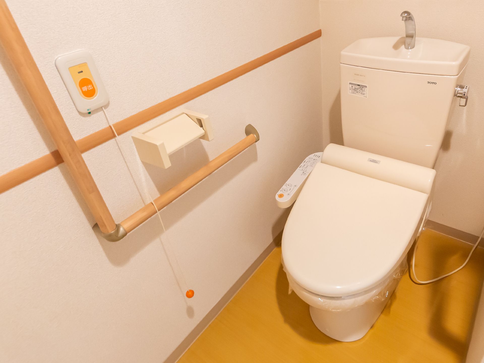 手すりのついた、バリアフリー対応のトイレ