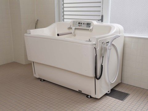 「はっぴーらいふ新大阪」の機械浴室。疲れ、汚れを払拭してくれる、介護度の高い方も安心、安全な機械浴室である。