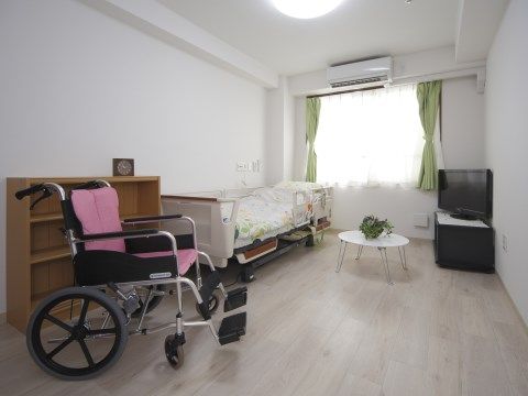 「はっぴーらいふ新大阪」の居室。シングル部屋で、18㎡のある居室空間になっており、車椅子の方も取り回しが効く。